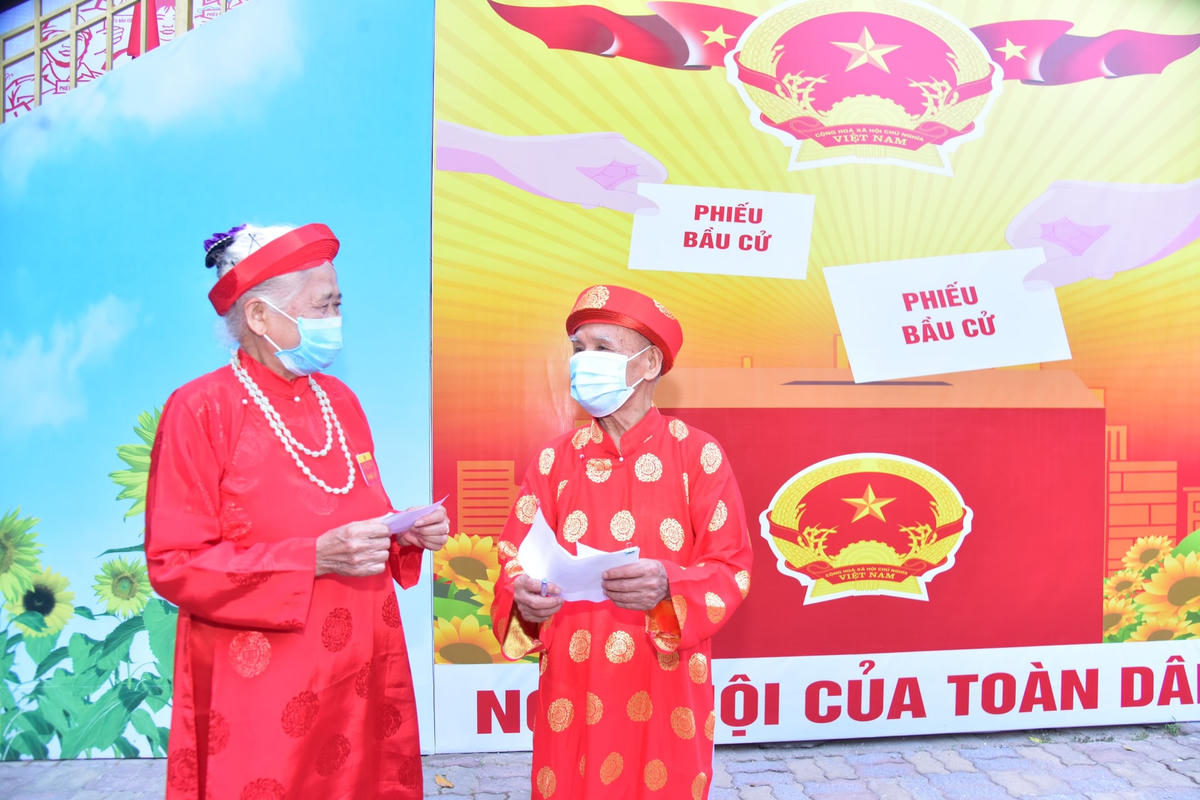 Các cụ cao niên phường Định Công (Hà Nội) đi bầu cử sáng 23/5. Ảnh: Quang Vinh.