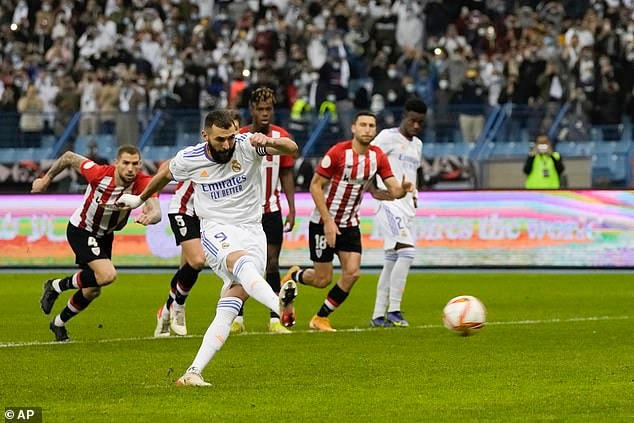 Benzema thực hiện thành công quả phạt đền giúp Real Madrid dẫn 2-0 ở phút 52.  