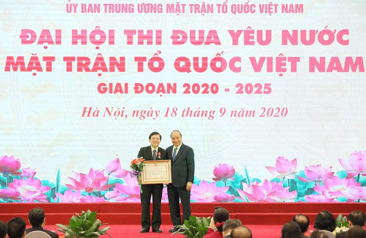 Thủ tướng Nguyễn Xuân Phúc trao Huân chương Lao động hạng Nhì cho Phó Chủ tịch Nguyễn Hữu Dũng.