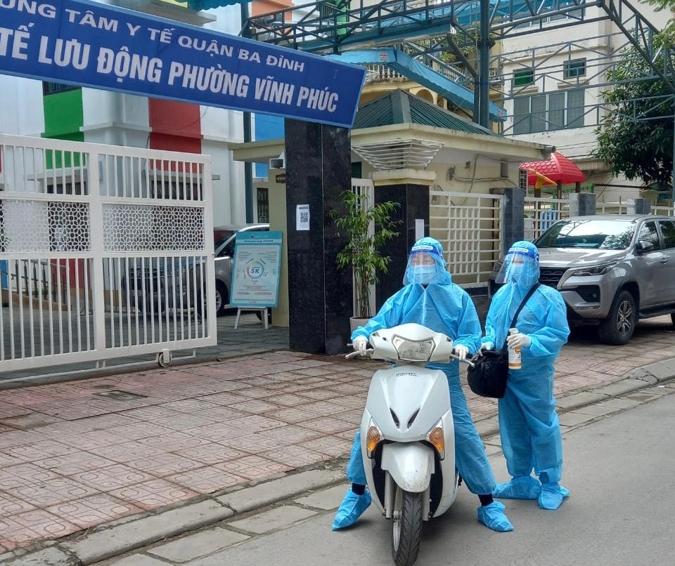 Lực lượng y, bác sĩ Trạm y tế lưu động phường Vĩnh Phúc sẵn sàng đến chăm sóc F0 tại nhà khi có điện thoại.