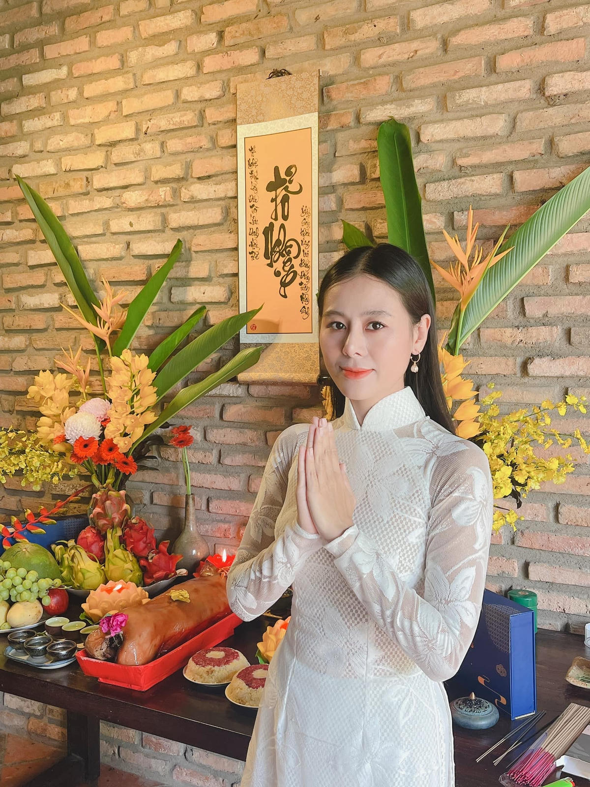 Nam Thư cũng thành tâm trong ngày Giỗ Tổ Nghiệp. Cô chúc cho toàn bộ anh chị em nghệ sĩ cũng như quý khán giả ân nhân nhiều sức khoẻ và bình an.