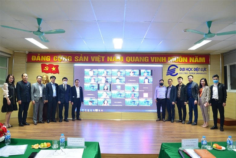 Đại diện khách mời, BTC, BGK chụp hình lưu niệm cùng các đội thi.