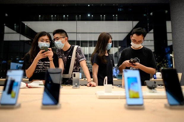 Một cửa hàng bán điện thoại của Huawei ở Trung Quốc. (Nguồn: Getty images).  