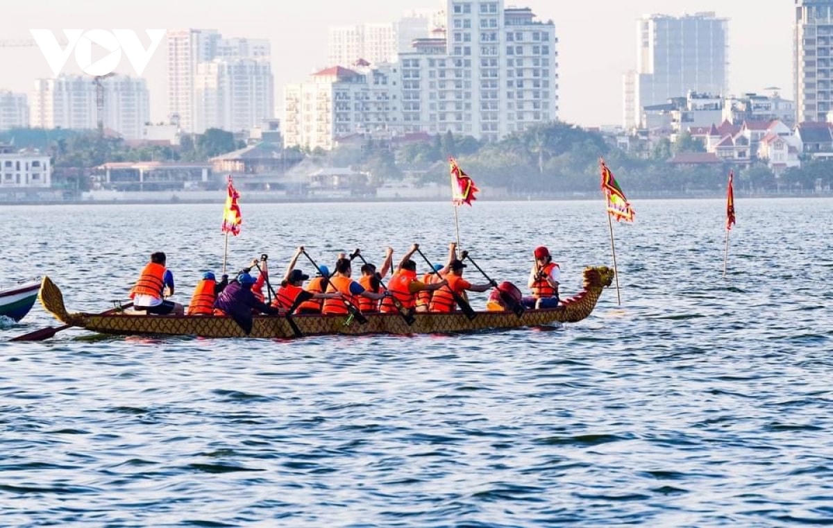 Hơn 500 vận động viên tranh giải Bơi chải thuyền rồng Hà Nội 2020 trên Hồ Tây