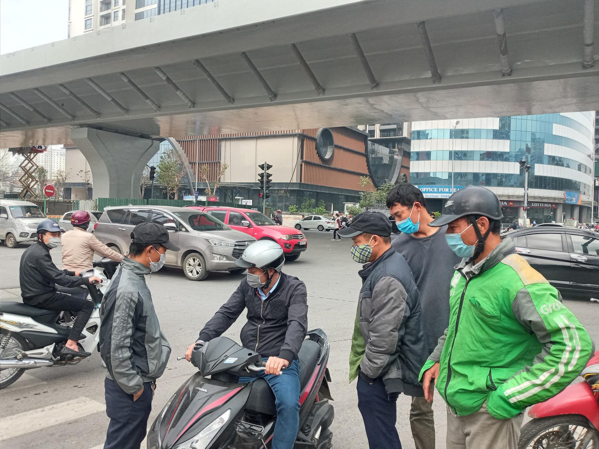 Chỉ chờ có người rà rà xe tới là nhóm lao động ở cầu Mai Động đứng bật lên mong đợi được thuê, được làm.