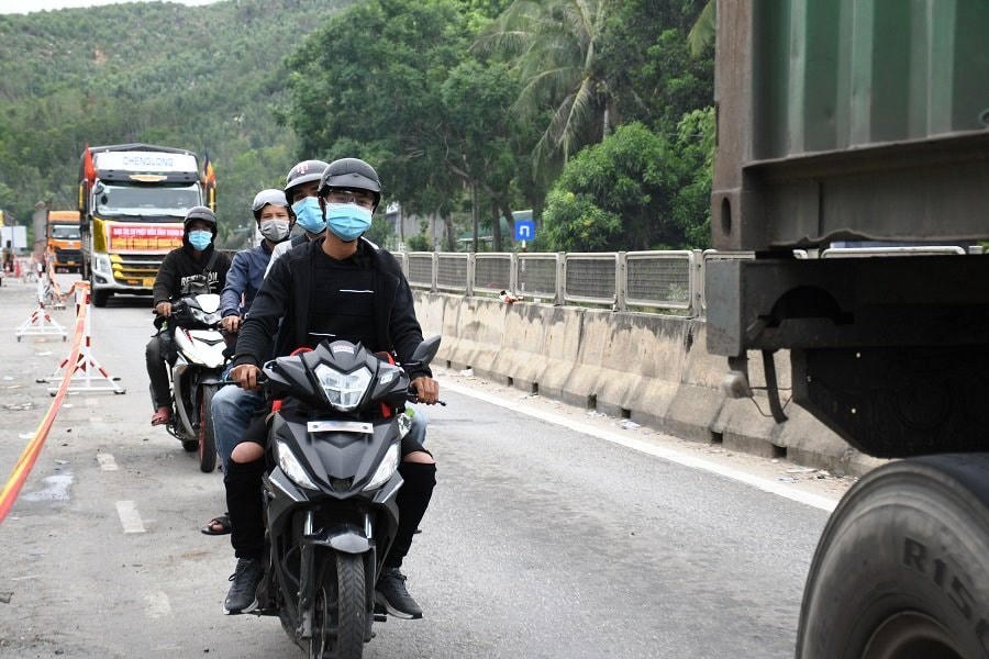 Người dân các tỉnh phía Nam về quê bằng xe máy.