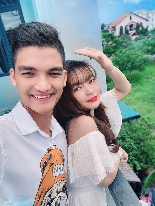 Vợ chồng Mạc Văn Khoa thì đang tận hưởng thanh xuân: “Thanh xuân như một tách trà .... đẻ 1 , 2 đứa vẫn là Thanh Xuân. Chúc mọi người sức khoẻ và bình an”.  