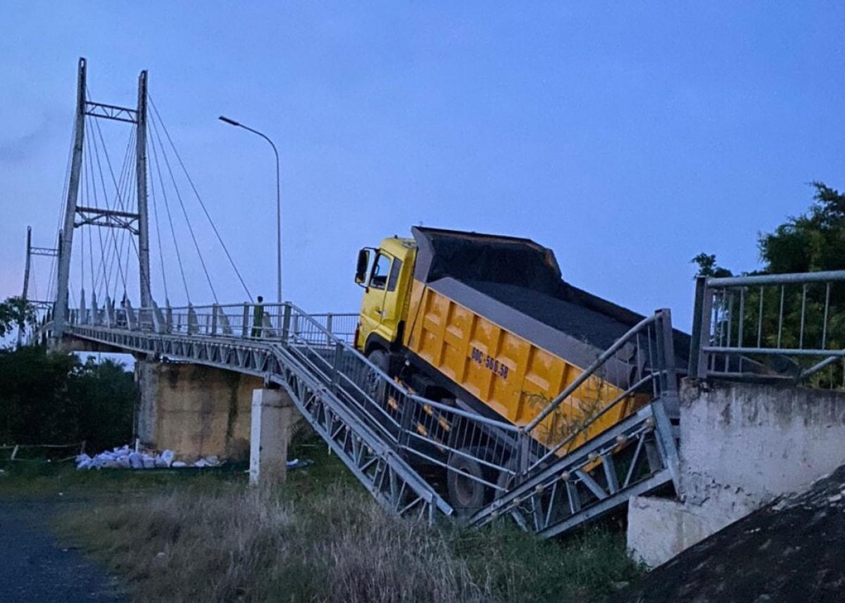 Xe tải chở 48 tấn bê tông nhựa lưu thông làm sập cầu dây văng Bình Phong Thạnh, Long An. Ảnh: Minh Phong