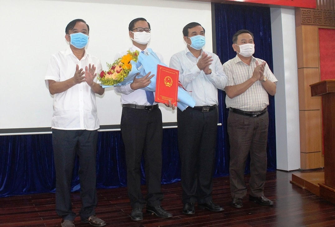 Ông Trình Minh Đức (ôm hoa), giữ chức CVP Đoàn ĐBQH và HĐND tỉnh Quảng Nam.