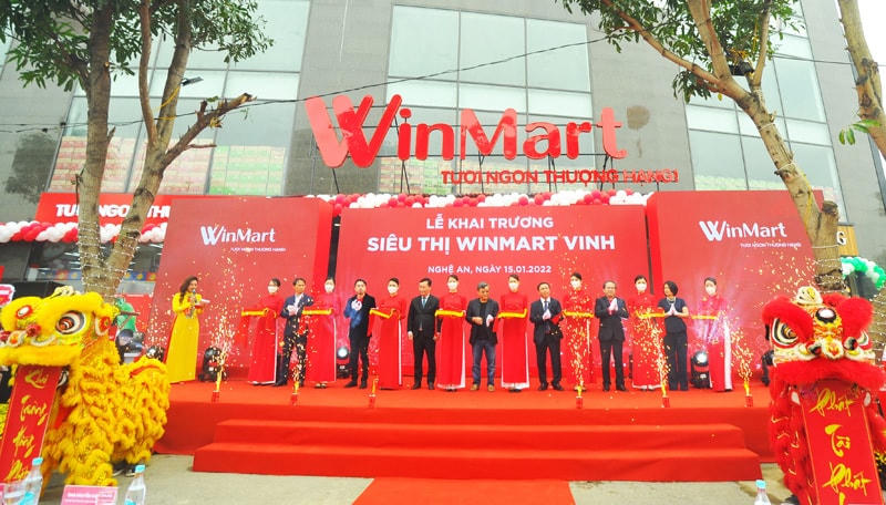 Cắt băng khánh thành siêu thị đầu tiên với tên gọi WinMart tại TP Vinh.