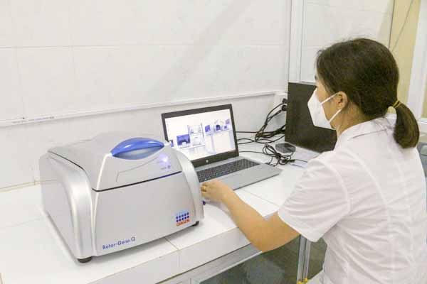 Cán bộ Trung tâm Kiểm soát Bệnh tật tỉnh chạy mẫu xét nghiệm sàng lọc SARS-CoV-2 bằng kỹ thuật Reatime-PCR. Ảnh: SKĐS.