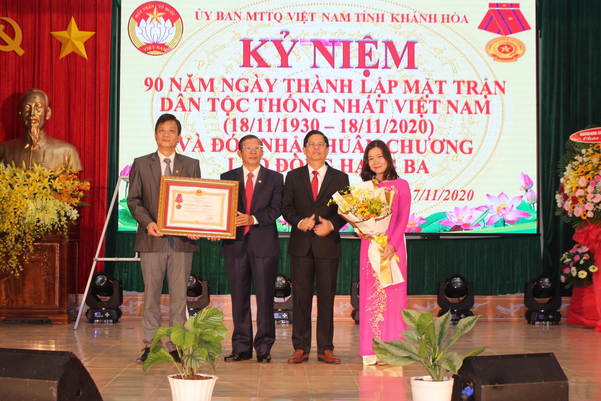Mặt trận Khánh Hòa đón nhận Huân chương Lao động.