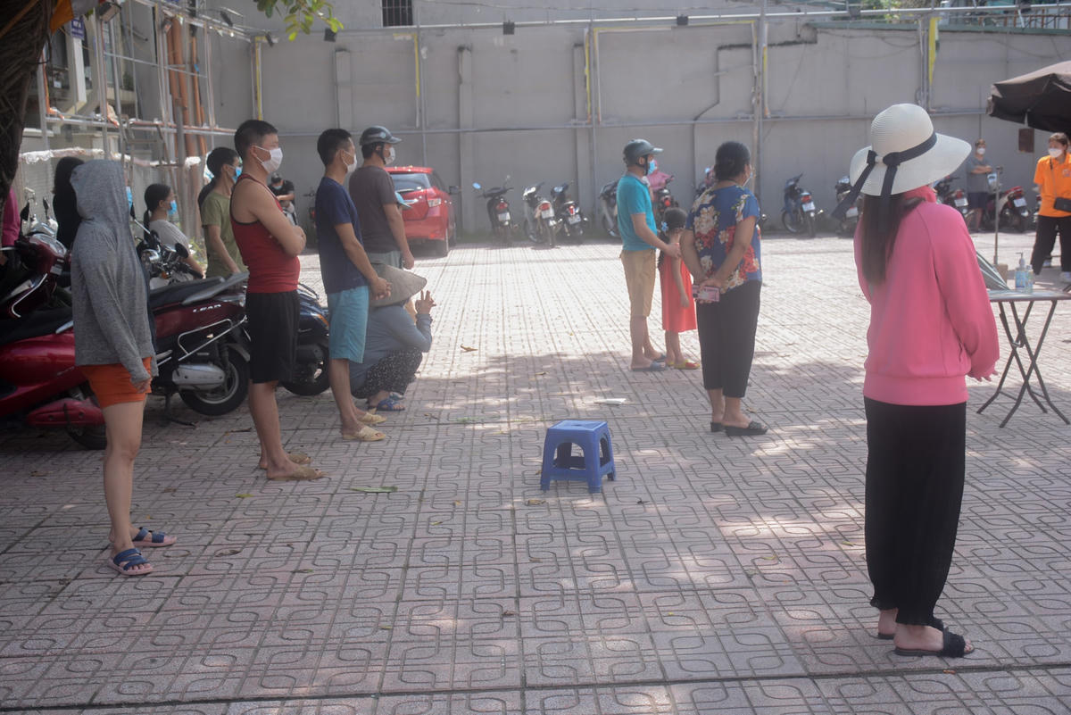 Mọi người đến nhận suất ăn 0 đồng đều xếp hàng cũng như giữ khoảng cách đảm bảo thực hiện 5K phòng dịch.