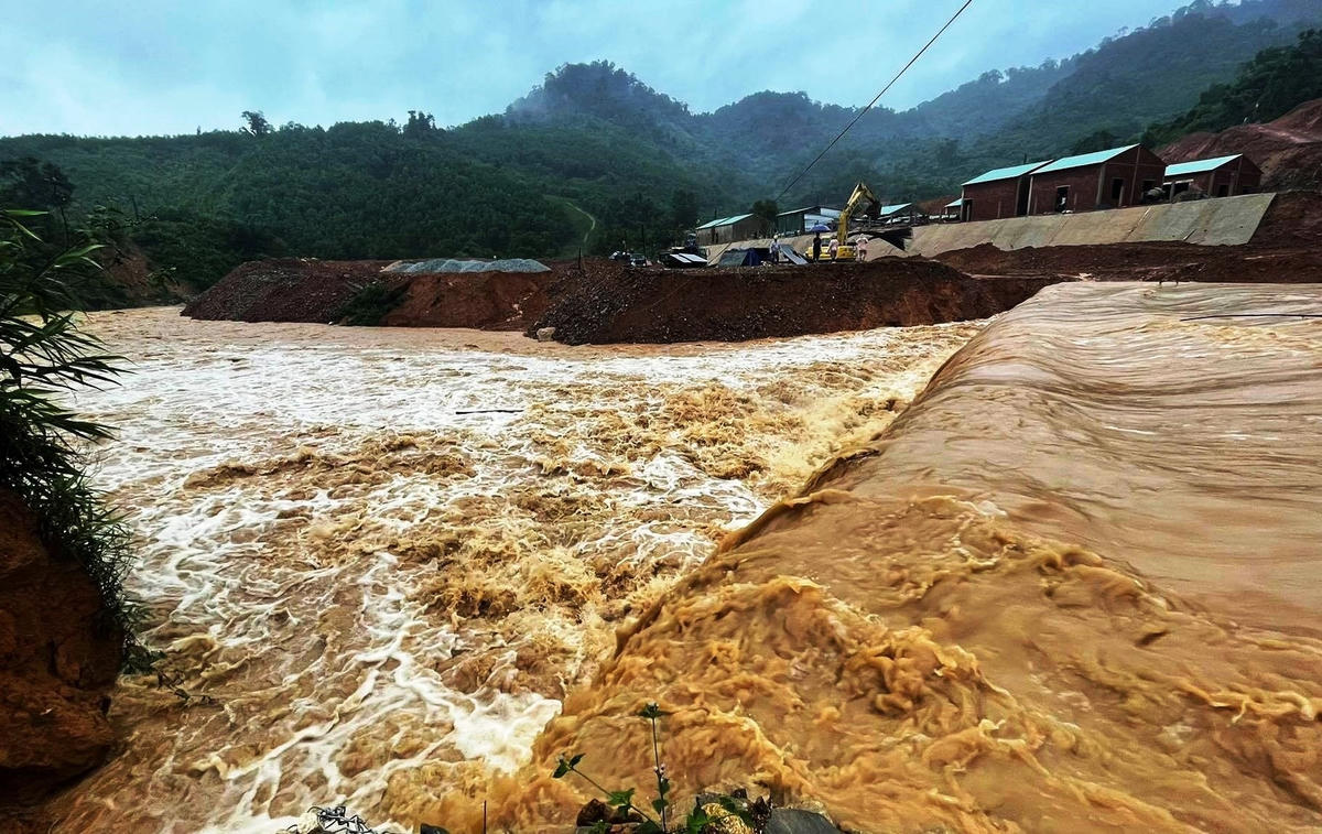 Nhiều con suối ở xã nước đã dâng cao.