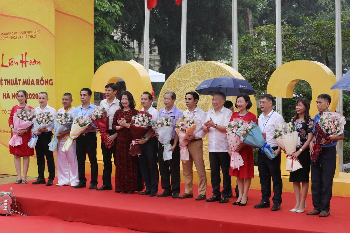 Lãnh đạo UBND TP Hà Nội tặng hoa cho đại diện 13 đội tham dự Liên hoan.