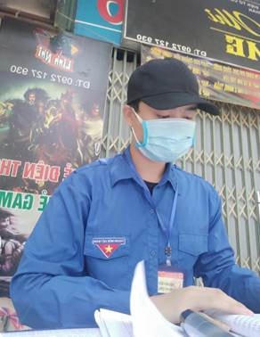 Hoàng tình nguyện tham gia công tác phòng chống dịch trong thời gian "mắc kẹt" tại Hà Nội. 