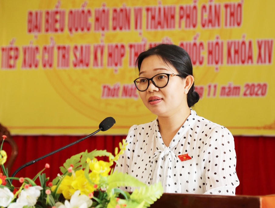 Đại biểu Trần Thị Vĩnh Nghithông báo với cử tri về kết quả kỳ họp.