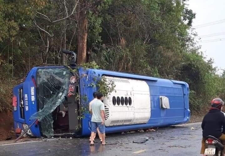 Hiện trường vụ lật xe.