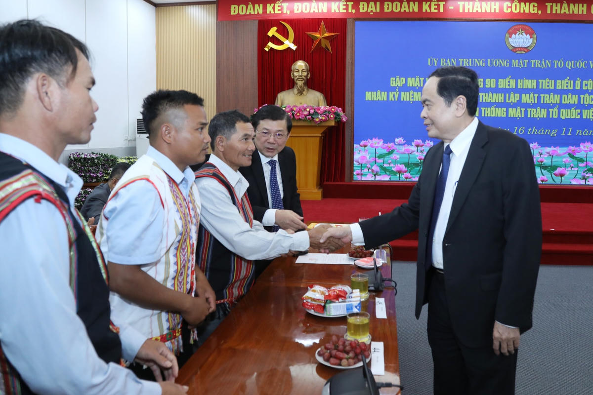 Chủ tịch Trần Thanh Mẫn cùng các điển hình tiêu biểu ở cộng đồng dân cư.