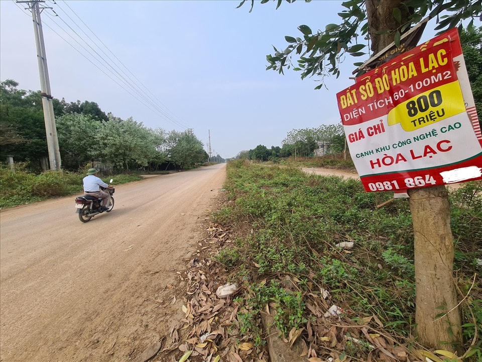 Chỉ cách đây vài tháng, đất vùng ven Hà Nội, TP HCM lên giá bất thường khiến nhiều ý kiến lo ngại khi dịch bệnh được kiểm soát rất có thể bùng phát sốt đất vào dịp cuối năm.