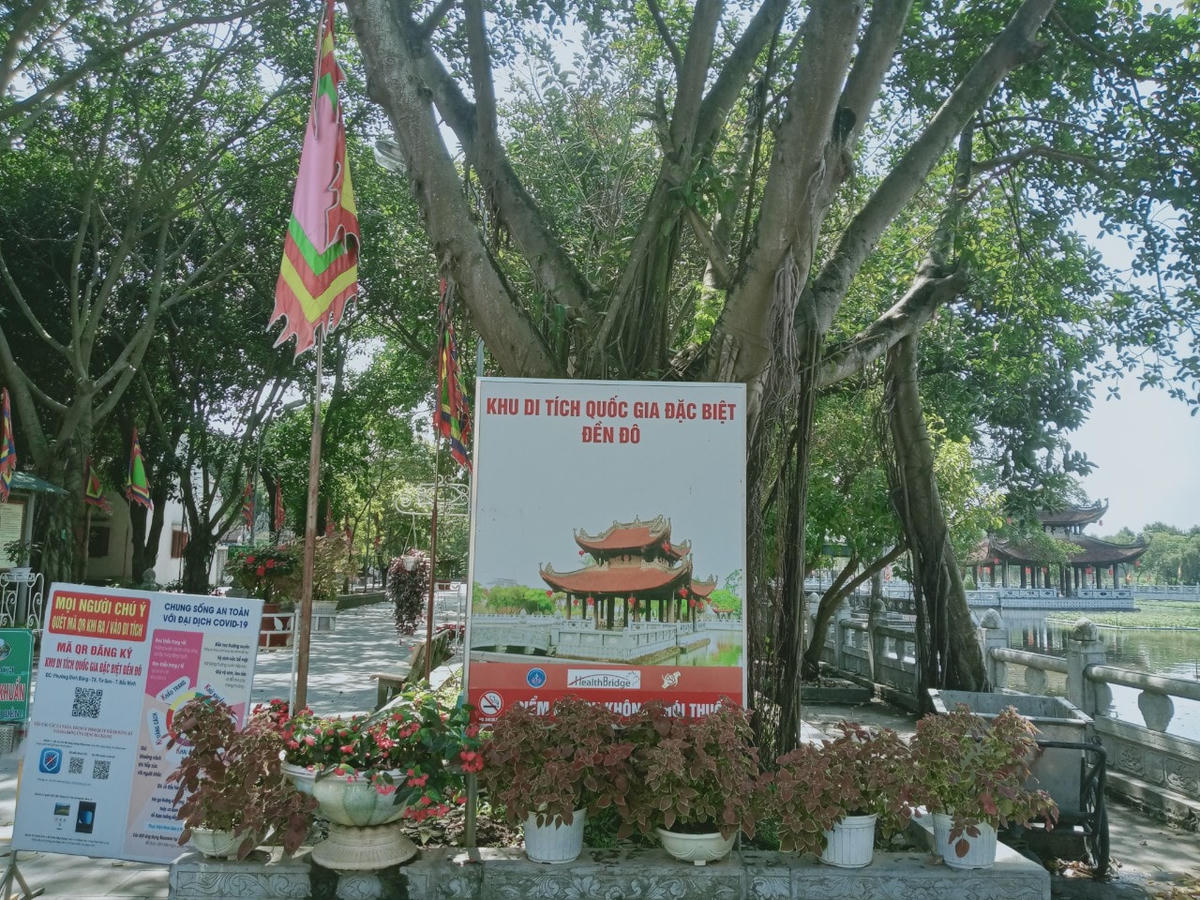Đền Đô đặt biển quét mã QR khai báo y tế ngay tại cổng vào để đảm bảo phòng chống dịch.