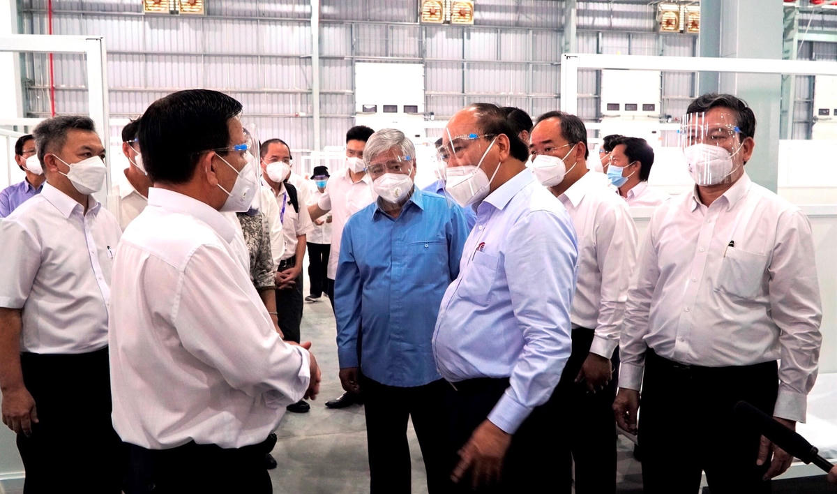 Chủ tịch nước Nguyễn Xuân Phúc và Chủ tịch UBTƯ MTTQ Việt Nam Đỗ Văn Chiến cùng đoàn công tác kiểm tra tiến độ chuẩn bị tại Cơ sở 2 Bệnh viện dã chiến Bình Dương số 1.