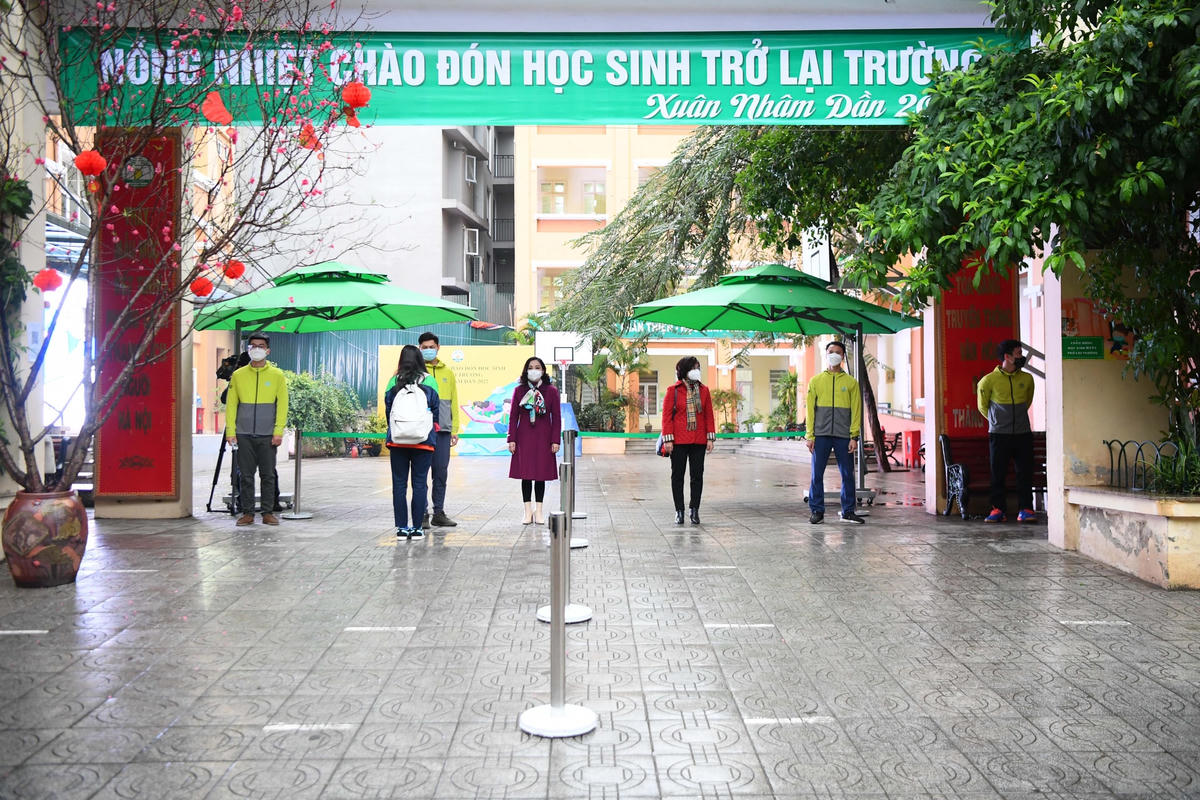 Áp dụng các biện pháp phòng, chống dịch khi giáo viên, học sinh trở lại trường.  Ảnh: Quang Vinh