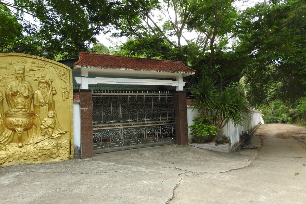 Cổng chính của biệt phủ trăm tỷ.          Ảnh Thanh Tùng.