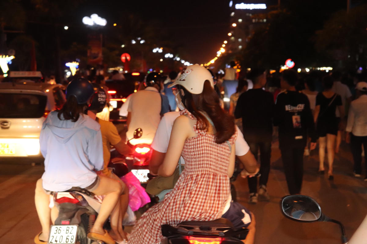 Một số khác thì vẫn đi xe và chịu cảnh đi chậm.
