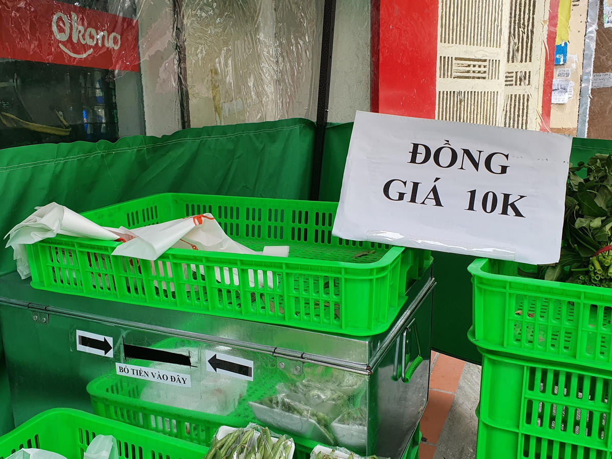 Người mua sau khi lựa chọn được mặt hàng cần thiết sẽ tự giác cho tiền vào thùng đựng cạnh đó. 