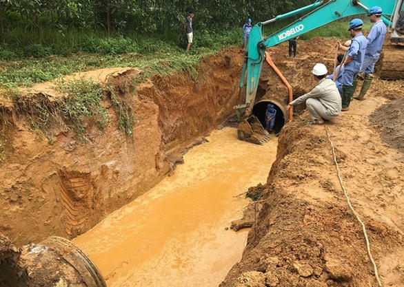 Công nhân khắc phục sự cố vỡ đường ống nước sạch sông Đà trên đại lộ Thăng Long, Hà Nội - Ảnh: T.Đ.H.