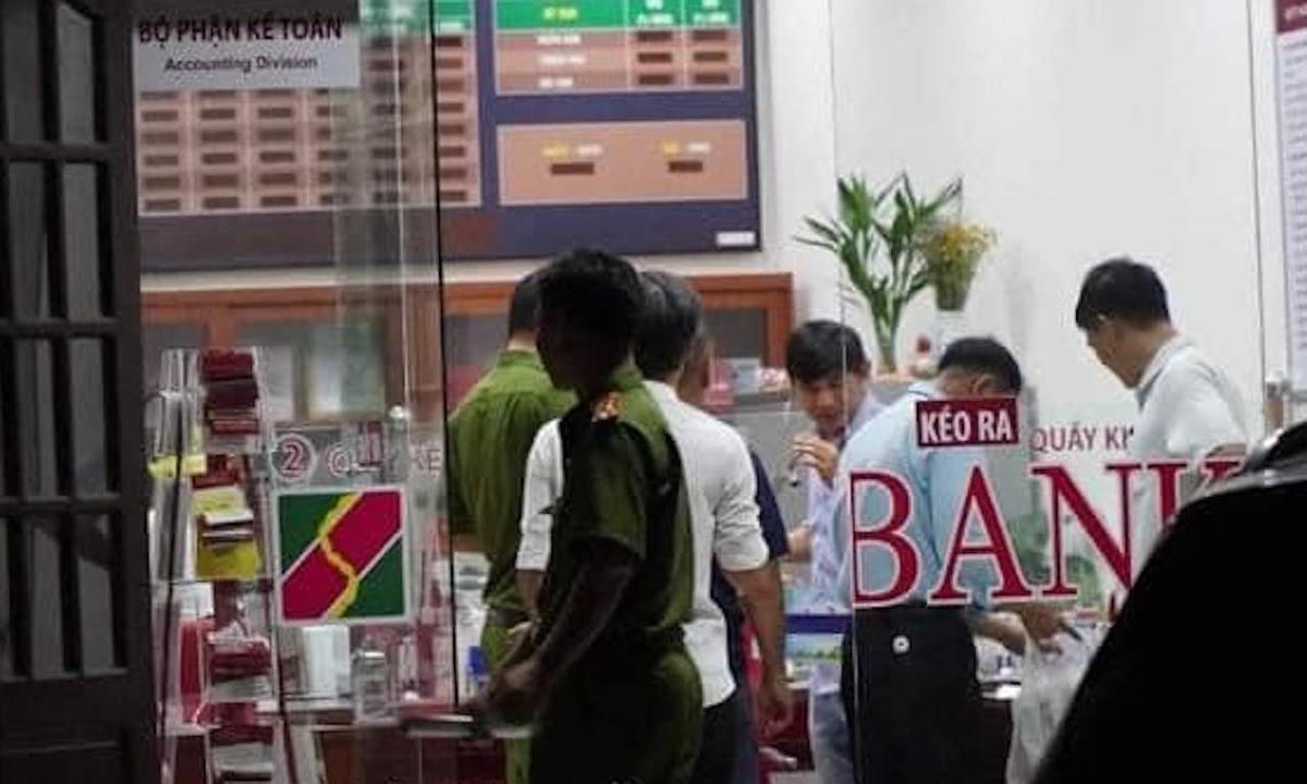 Lực lượng chức năng tỉnh Đồng Nai khám nghiệm hiện trường truy tìm dấu vết của đối tượng gây án ngay trong đêm.