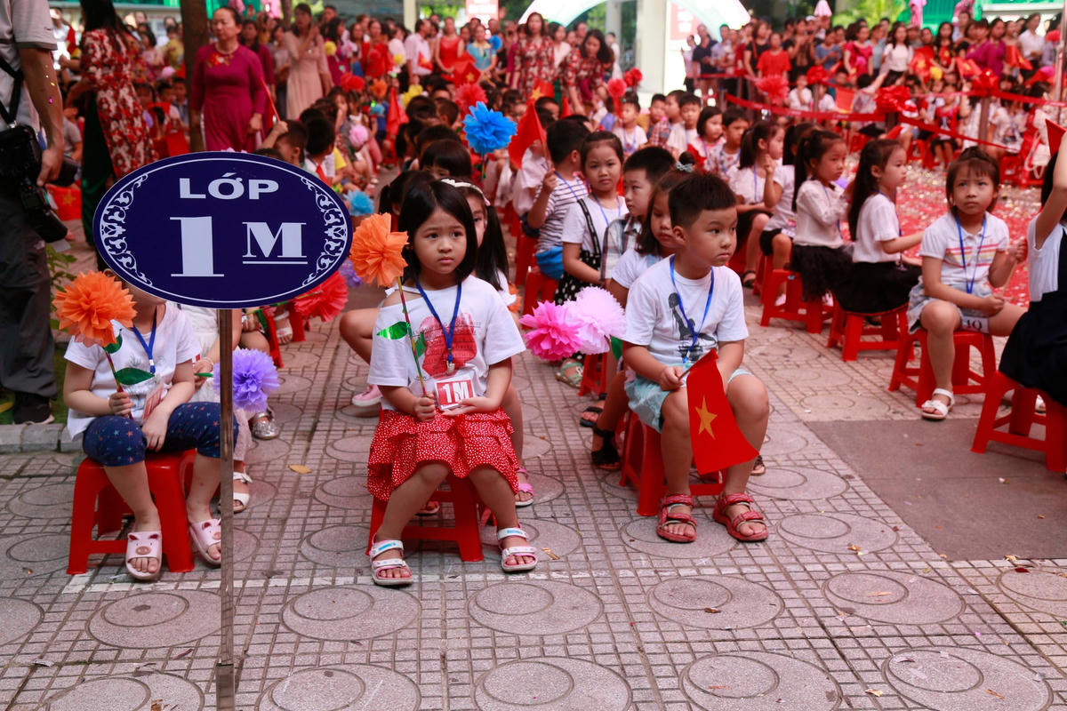 Những học sinh lớp 1 lần đầu tiên dự Lễ khai giảng năm học 2020- 2021. (Ảnh: Phạm Quang Vinh).