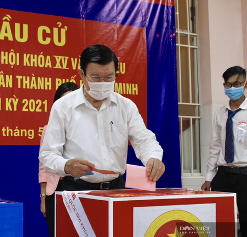 Nguyên Chủ tịch nước Trương Tấn Sang tham gia bỏ phiếu tại Khu vực bỏ phiếu số 7 (Quận 1).