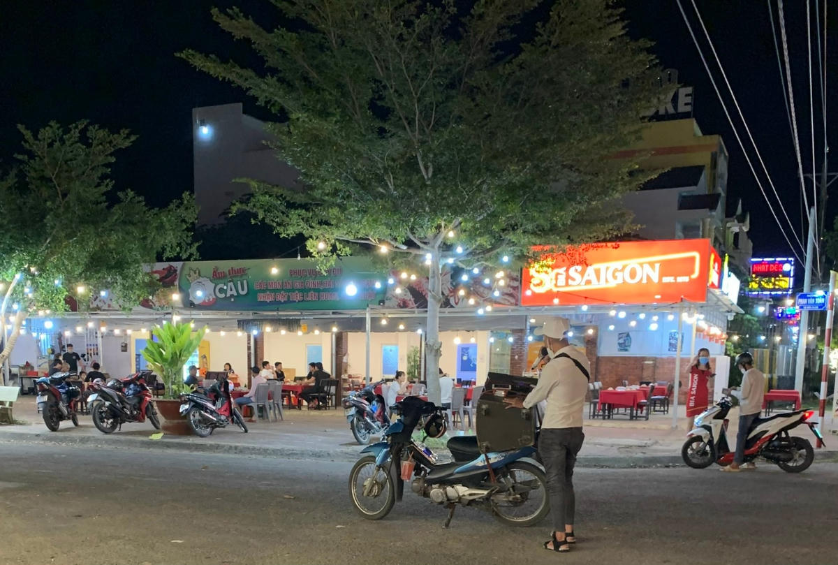 Người bán kẹo kéo phục vụ khách tại một quán nhậu ở đường Ninh Binh phường 2, TP Bạc Liêu.