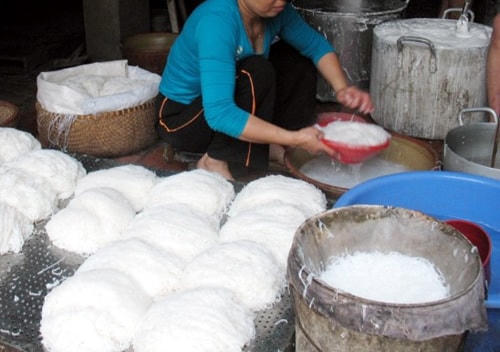 Sản xuất bún tại làng nghề bún Phú Đô.