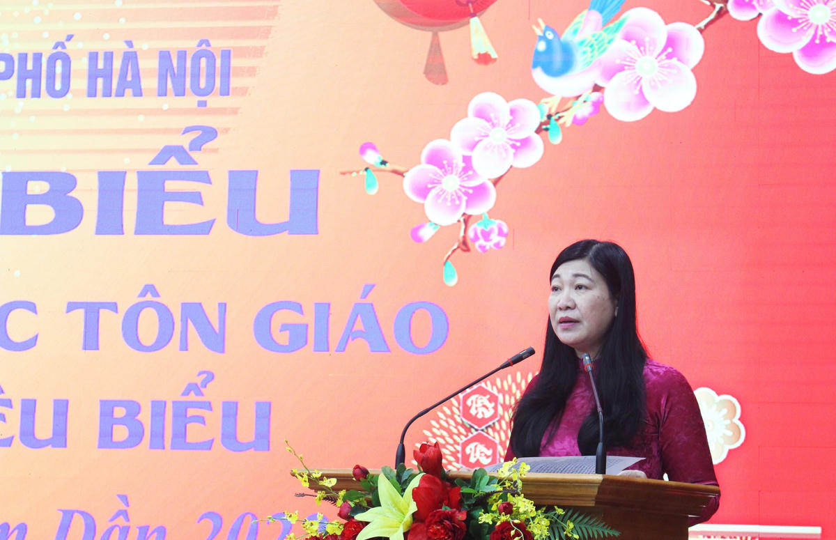 Bà Nguyễn Lan Hương phát biểu tại buổi gặp mặt. 