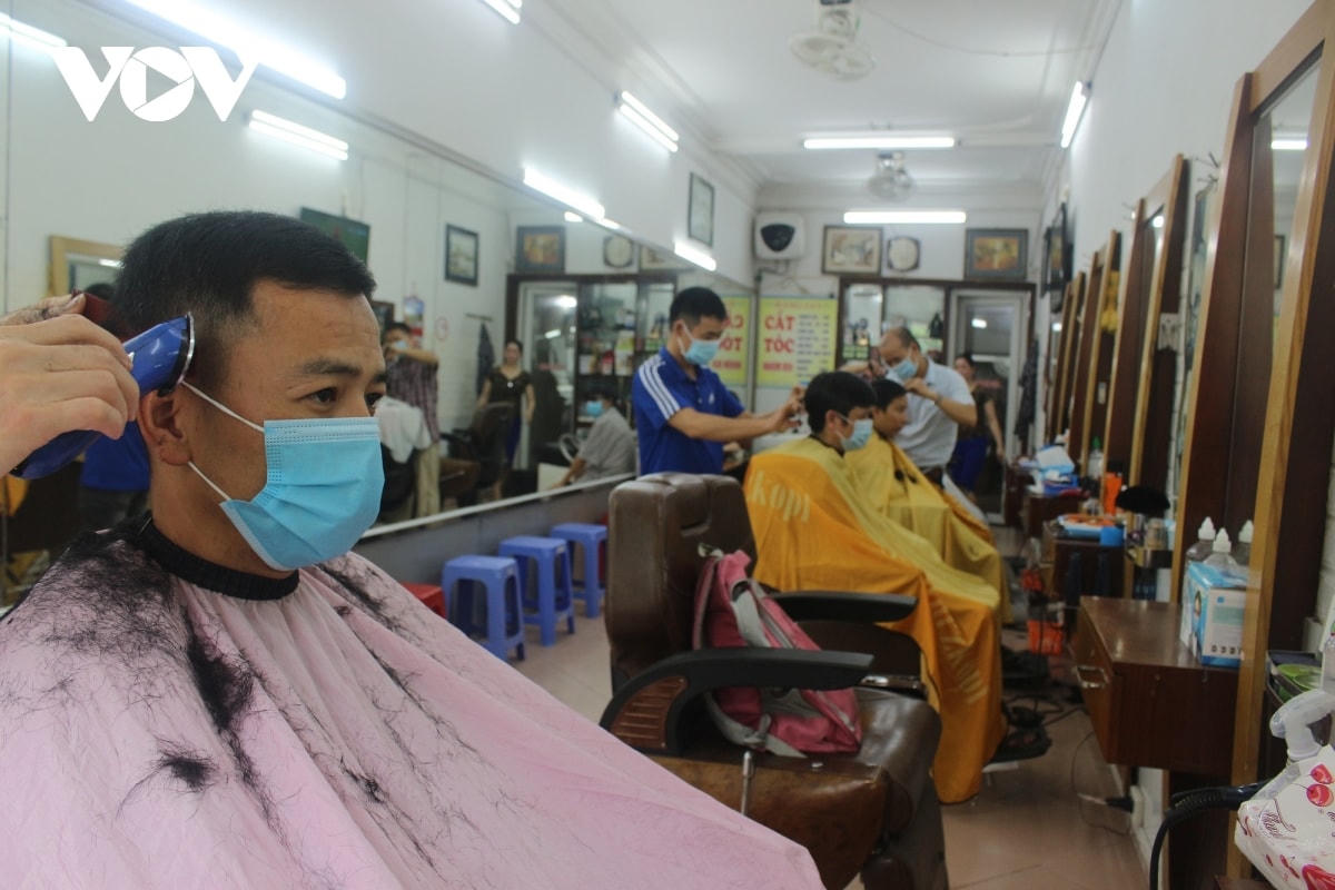 Theo ghi nhận của PV, từ sáng sớm, các tiệm tóc nam trên đường Trần Phú (Hà Đông) đã mở cửa rất sớm để đón khách tới cắt tóc. 