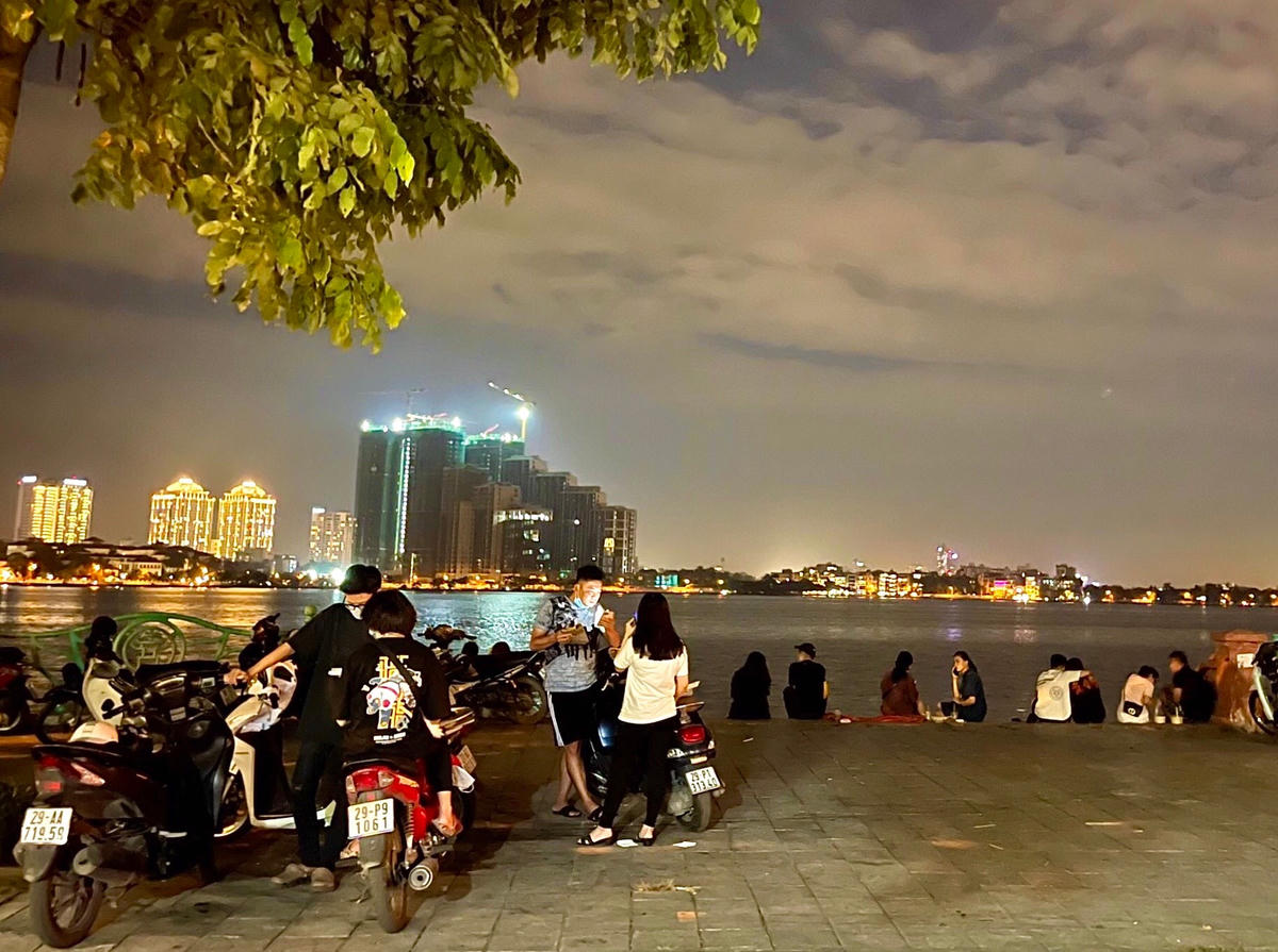 Lượng người tụ tập tại khu vực hồ Tây rất đông, không đảm bảo khoảng cách an toàn.