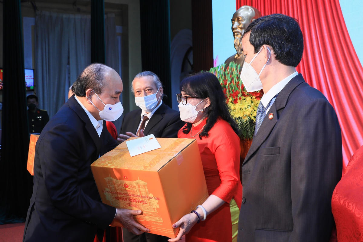 Chủ tịch nước Nguyễn Xuân Phúc tặng quà cho các tổ dân phố trên địa bàn phường Điện Biên.