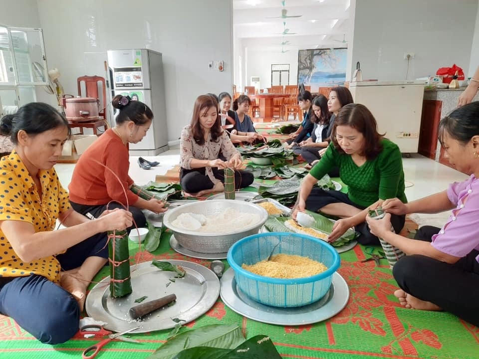Bà con nhân dân nhiều địa phương gói bánh chưng ủng hộ bà con vùng lũ miền Trung.