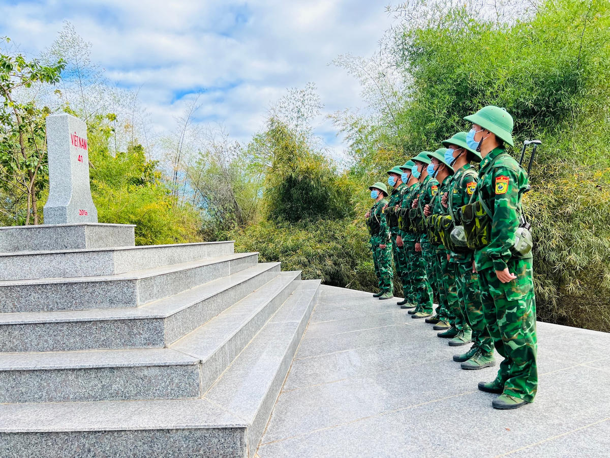 Giữ vững từng tấc đất thiêng liêng Tổ quốc.