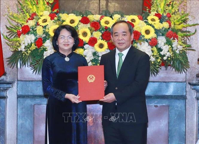 Phó Chủ tịch nước Đặng Thị Ngọc Thịnh trao Quyết định bổ nhiệm chức vụ Chủ nhiệm Văn phòng Chủ tịch nước cho đồng chí Lê Khánh Hải. Ảnh: TTXVN.