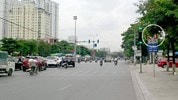 Biển báo giao thông bị che khuất gây khó khăn cho người tham gia giao thông. Ảnh minh họa