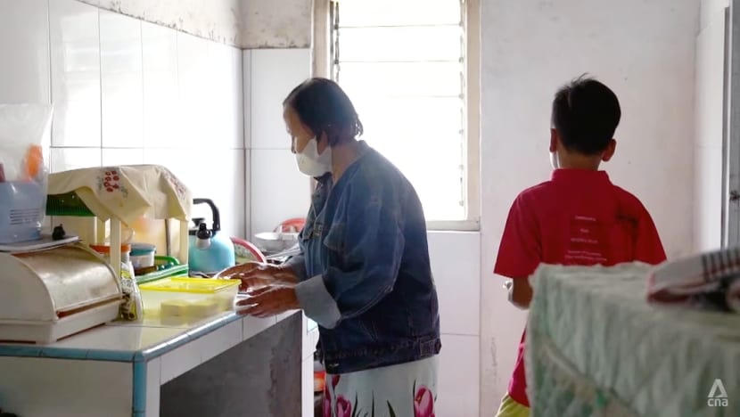 Suparti đã chăm sóc những đứa cháu của cô như con ruột hàng ngày, kể từ khi mẹ của chúng, tức cháu gái của cô qua đời vì đại dịch. Ảnh: CNA.