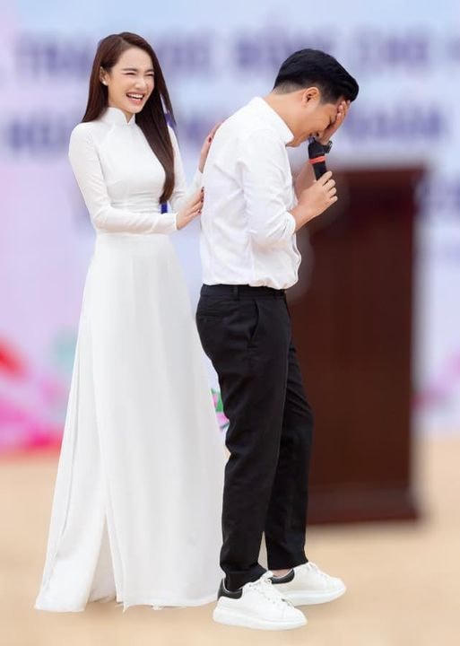 Nhã Phương bày tỏ tâm trạng nhân ngày khai giản đặc biệt: “Năm nay là một ngày khai giảng thật đặc biệt, chúc các em có 1 năm học mới tràn đầy năng lượng, nghe lời thầy cô, chăm ngoan học giỏi nghen”. Cô cũng không quên trêu đùa với ông xã Trường Giang: “Bi mới đi khai giảng zề mà gặp bạn học hơi hài hước nên cười hơi nhiều thôi chứ hông có gì”.