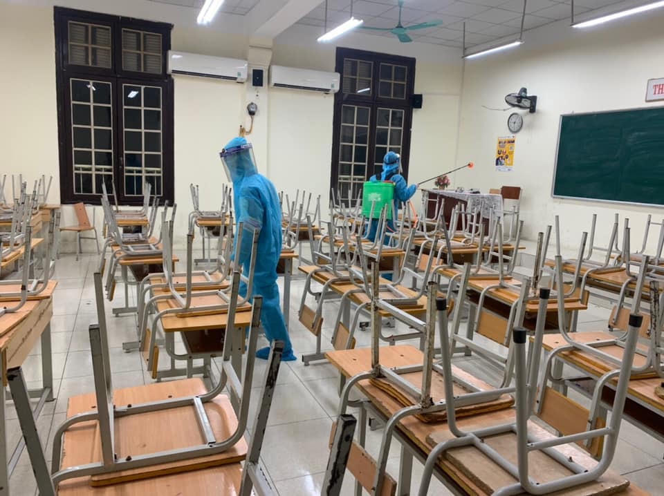 Phun khử khuẩn tại trường THPT Phan Đình Phùng. 