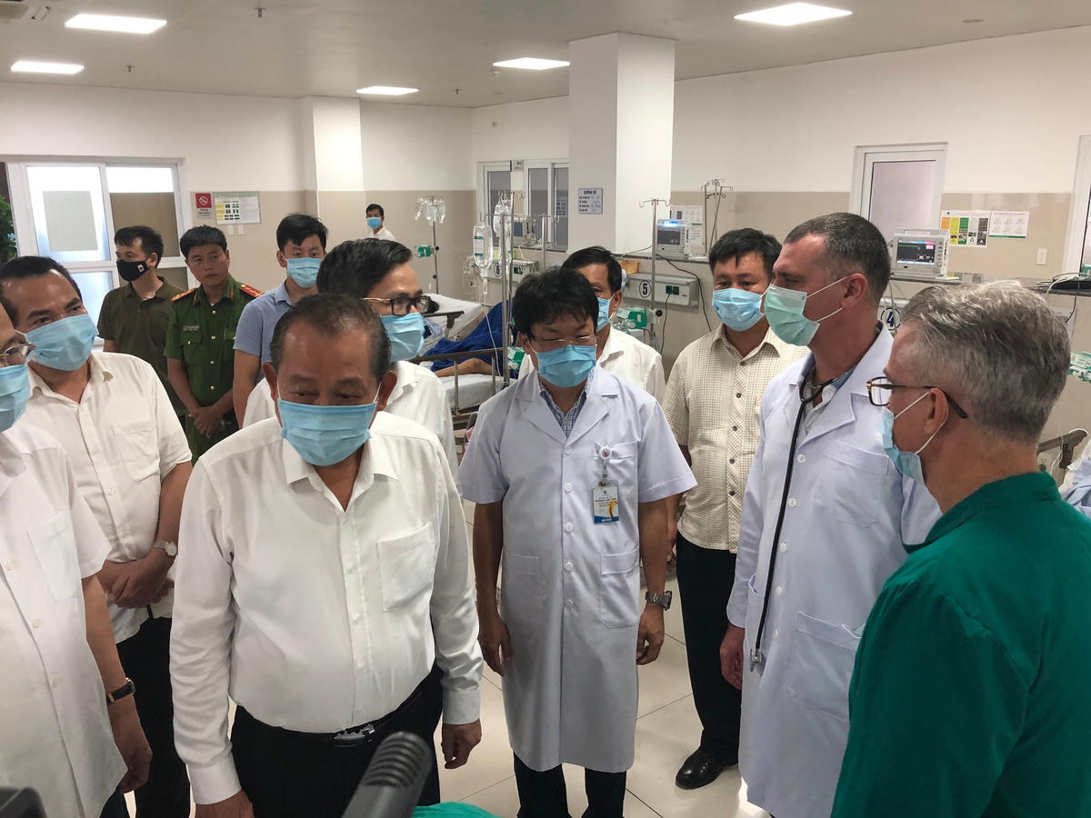 Phó Thủ tướng Thường trực động viên đội ngũ y bác sĩ hoàn thành nhiệm vụ.