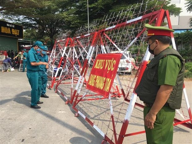 Phong tỏa khu vực chung cư Ehome 4, đường Vĩnh Phú 41, khu phố Hòa Long, phường Vĩnh Phú, thành phố Thuận An, tỉnh Bình Dương. Ảnh: TTXVN.