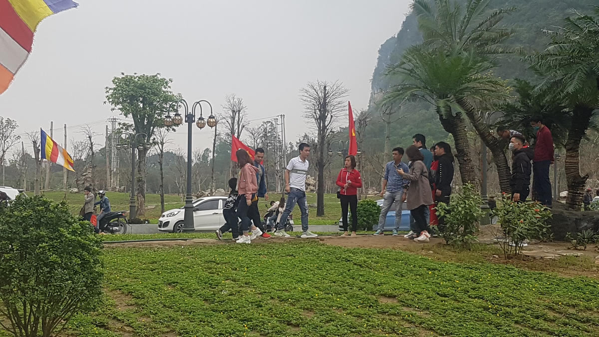 Phớt lờ lệnh cấm, nhiều du khách không đeo khẩu trang khi vãn cảnh chùa Tam Chúc. Ảnh: Nam Anh.